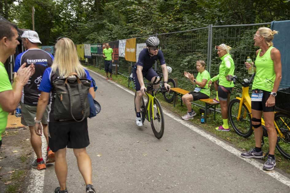 Achtung; Roger düst mit hoher Geschwindigkeit am Team vorbei